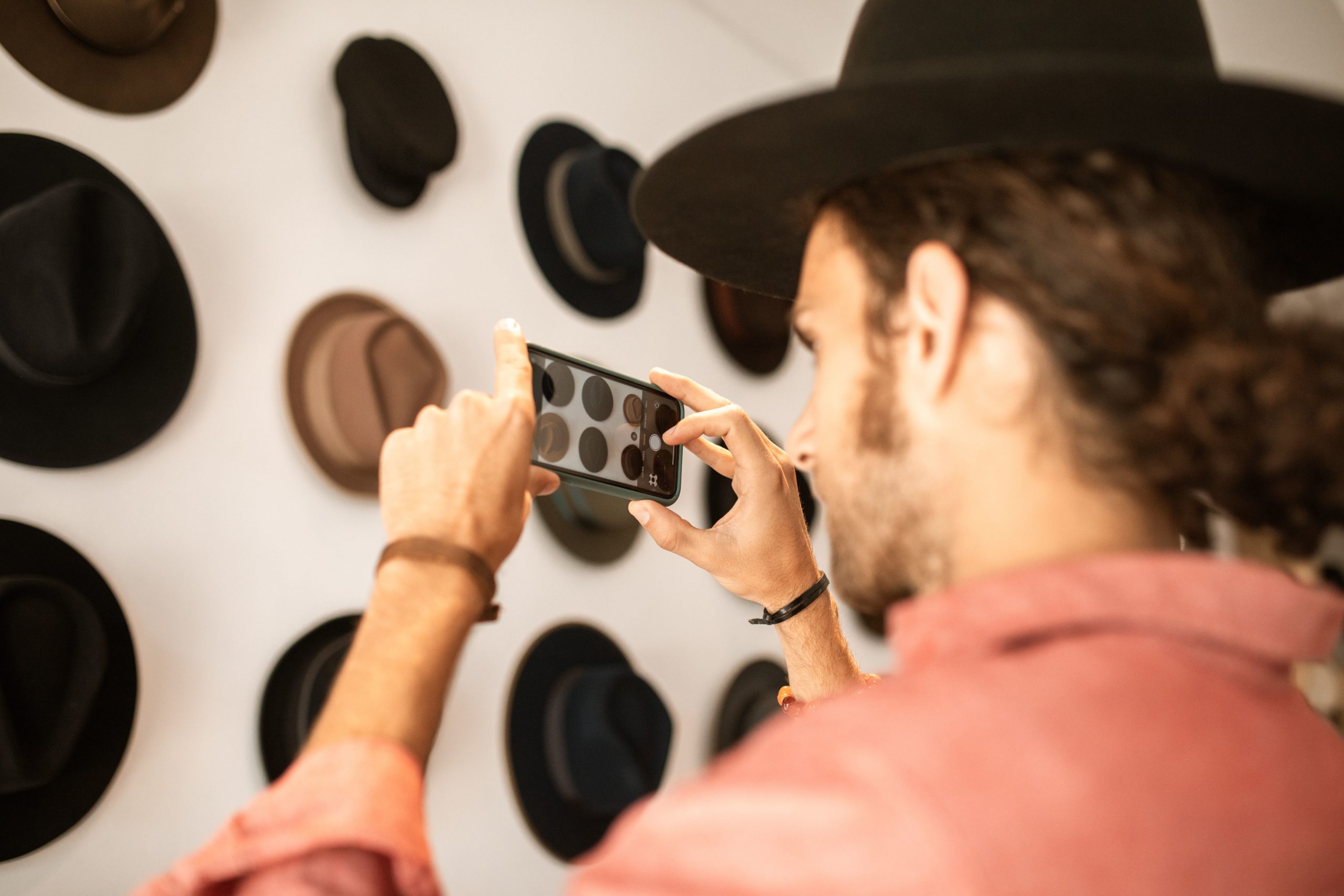 Faire de la publicité avec des chapeaux